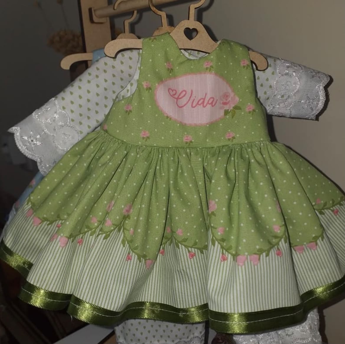 Vestidinho bordado com a palavra Vida