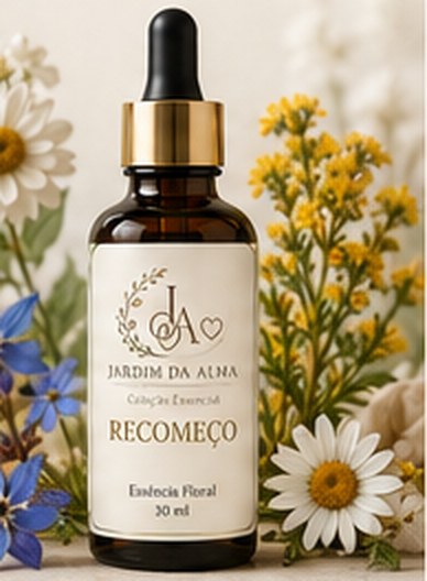 Frasco do floral Recomeço, da Coleção Essencial do Jardim da Alma, entre margaridas e flores amarelas